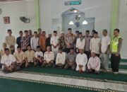 Jumat Curhat, Kapolres Prabumulih Sholat Berjamaah Bersama Warga di Masjid Nur Barokah