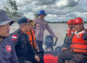 Bantu Masyarakat Terdampak Banjir, Tim SAR Satbrimob Polda Kalbar Gelar Patroli