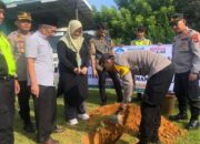 Tanam Pohon Dalam Giat Jumat Curhat, Ini Pesan Wakapolres Prabumulih