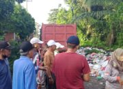 Turunkan Dump Truk dan Backhoe, Cak Arlan Bersihkan Sampah di Samping SMK PGRI 2