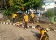 Jelang HUT Bhayangkara, Polsek Prabumulih Barat Bersihkan Masjid Nur Arafah