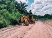 Perbaiki Jalan Nigata, Cak Arlan Terjunkan Alat Berat