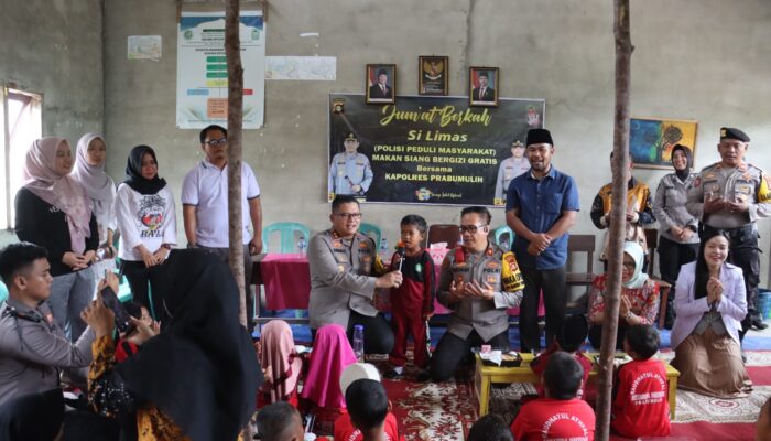 Bagikan Makanan Bergizi Untuk Siswa di Desa Pangkul, Kapolres Prabumulih : Bantu Menciptakan Generasi yang Lebih Sehat dan Cerdas